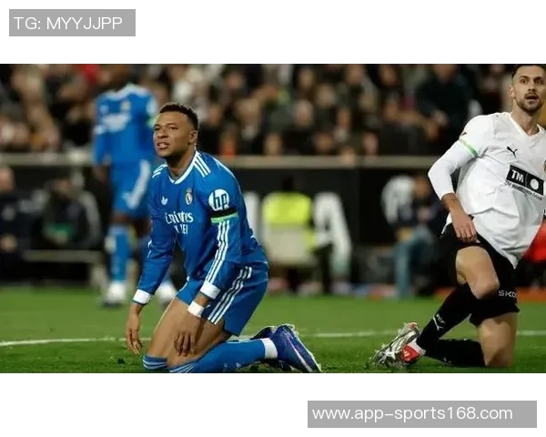 半场战报皇马1比2本菲卡姆巴佩头球破门琼阿梅尼送点球助攻